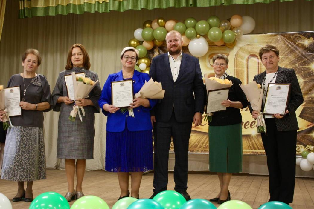 Глава Пскова поздравил естественно-математический лицей с юбилеем и вручил подарки