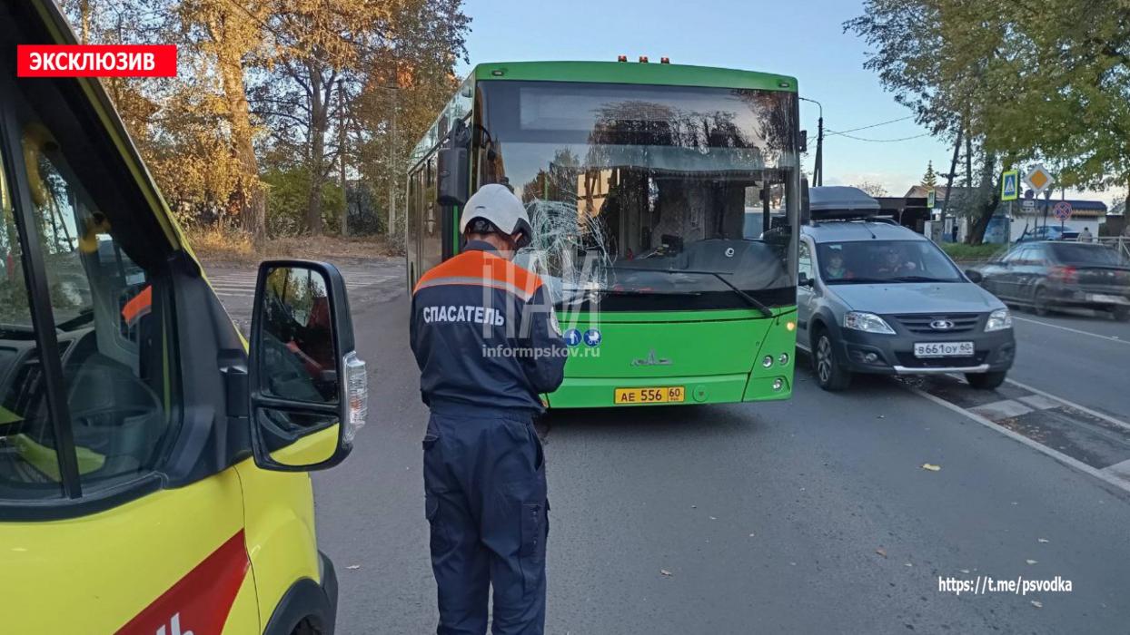 Автобус сбил пешехода в Пскове