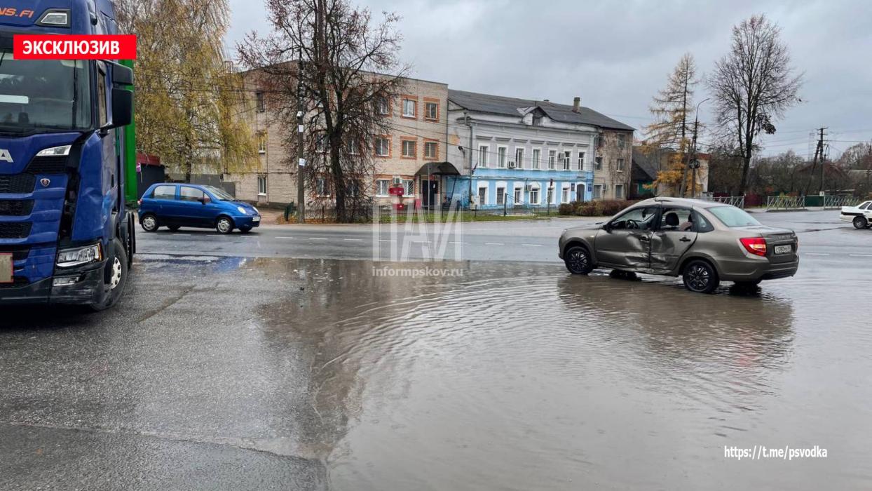 Ребёнок пострадал при столкновении грузовика и автомобиля в Острове