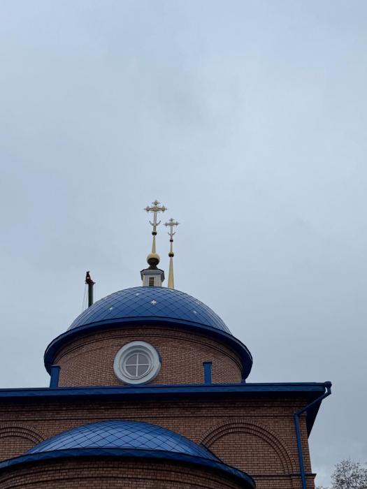 На строящийся в Великих Луках храм Успения Пресвятой Богородицы установили крест