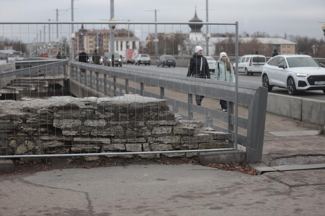 Фотофакт. Работы на стене Окольного города у Ольгинского моста продолжаются