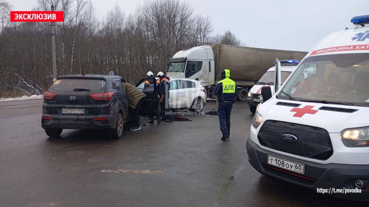 Лобовое столкновение автомобилей в Пскове 