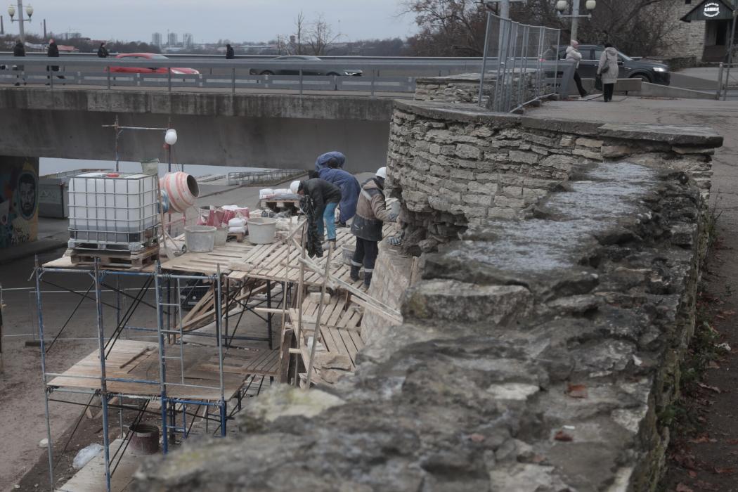 Фотофакт. Работы на стене Окольного города у Ольгинского моста продолжаются