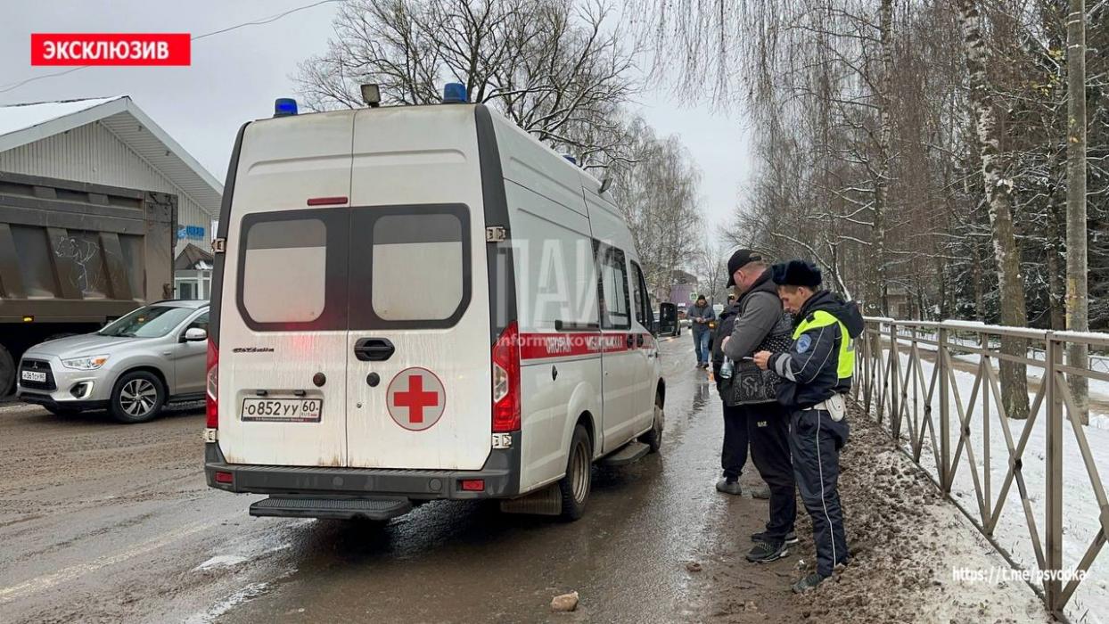 Самосвал и автомобиль с прицепом столкнулись в Великих Луках
