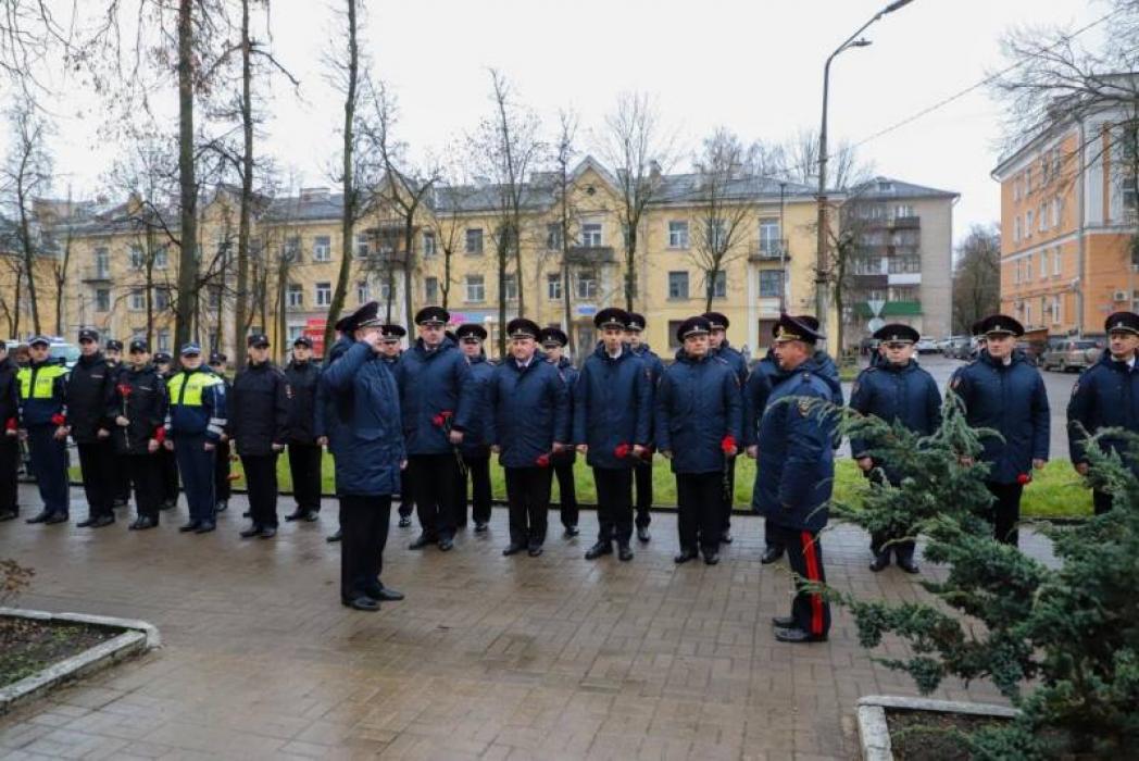 Траурный митинг и возложение цветов к памятному знаку