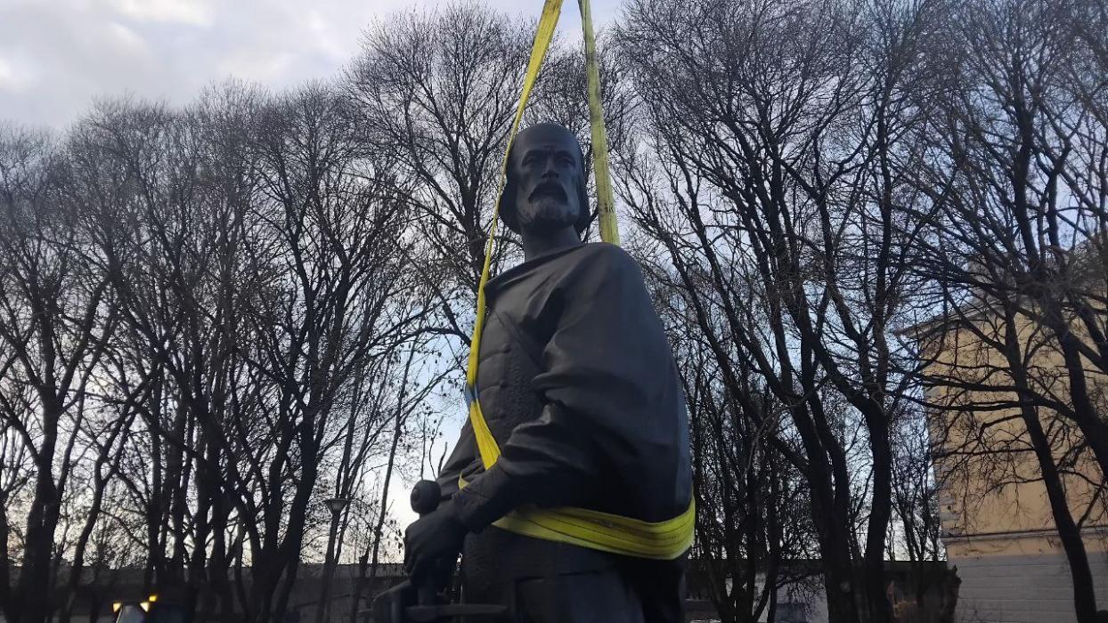 Установка памятника князю Довмонту 