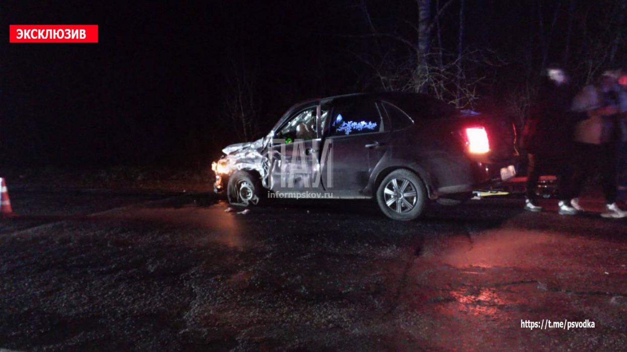 Lada Largus столкнулся со встречным автомобилем на дороге Великие Луки – Невель