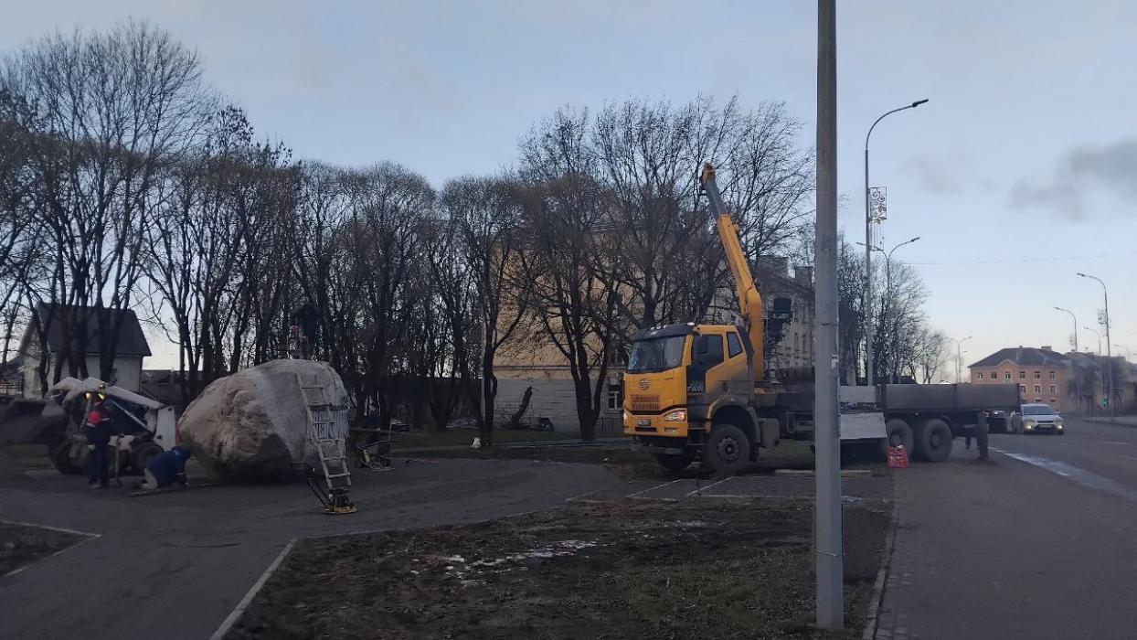 Установка памятника князю Довмонту 