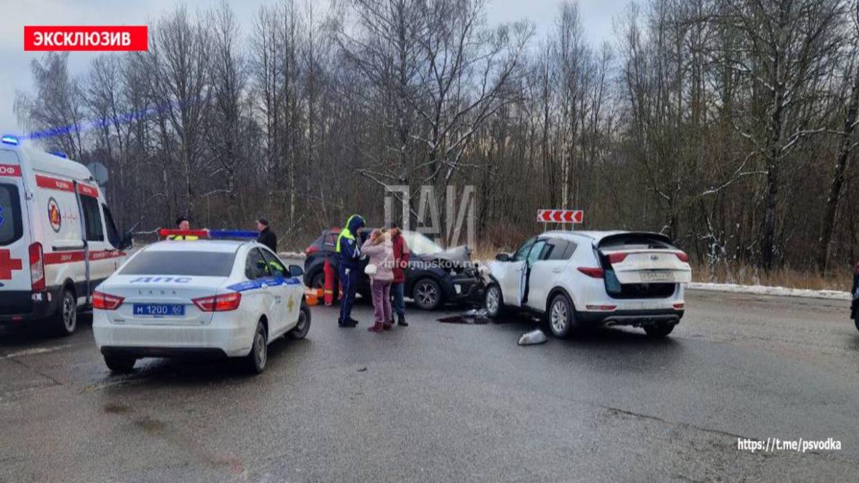Лобовое столкновение автомобилей в Пскове 