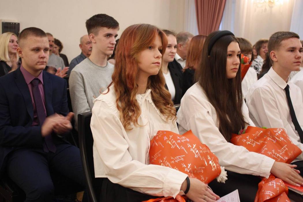 Юным псковичам вручили паспорта в преддверии Дня народного единства