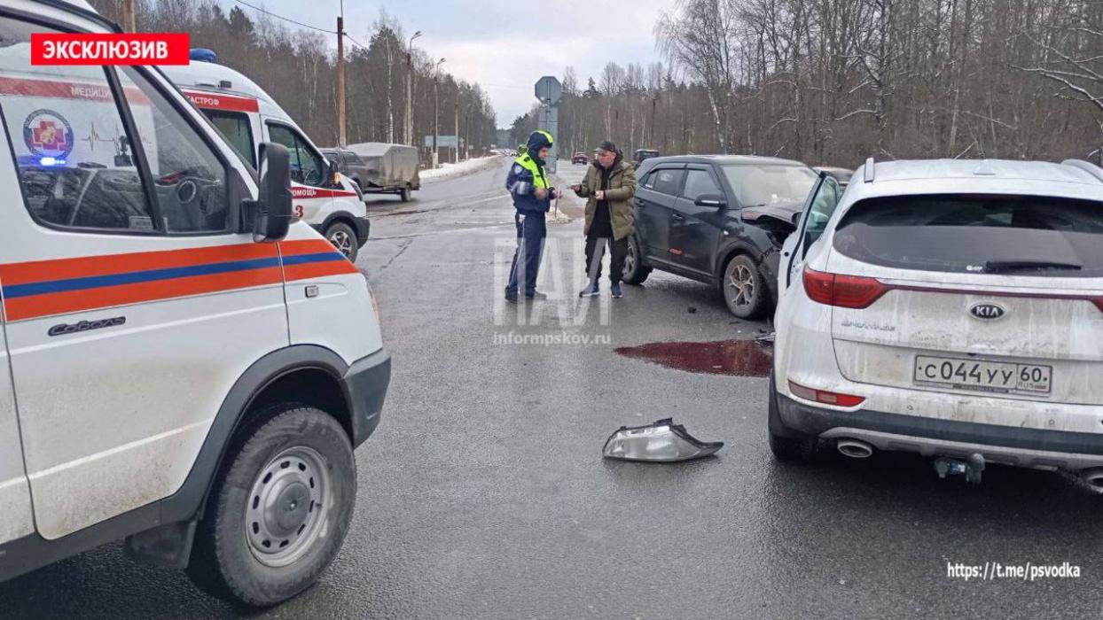 Лобовое столкновение автомобилей в Пскове 