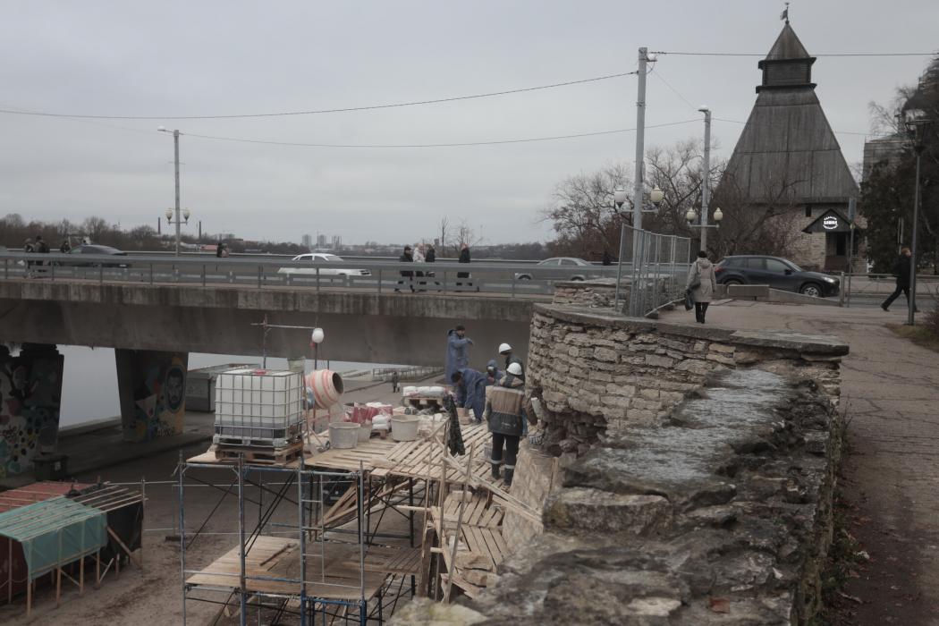 Фотофакт. Работы на стене Окольного города у Ольгинского моста продолжаются