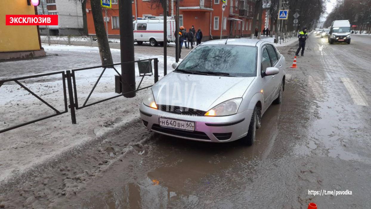 Пешехода-подростка госпитализировали в больницу после ДТП в Великих Луках