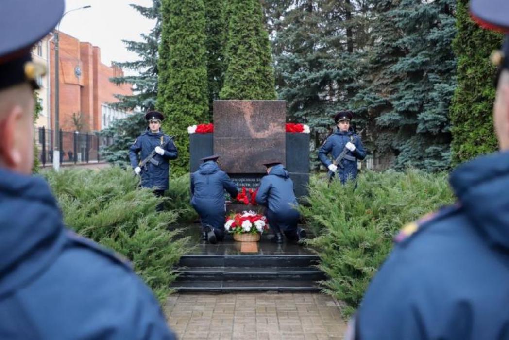 Траурный митинг и возложение цветов к памятному знаку
