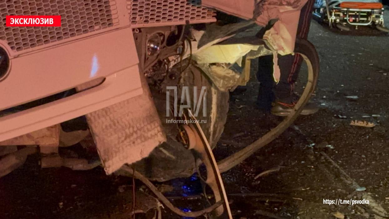 Автобус и легковой автомобиль столкнулись в Великолукском районе