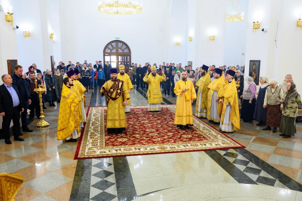Митрополит Матфей совершил Божественную литургию в храме Пресвятой Богородицы в Москве