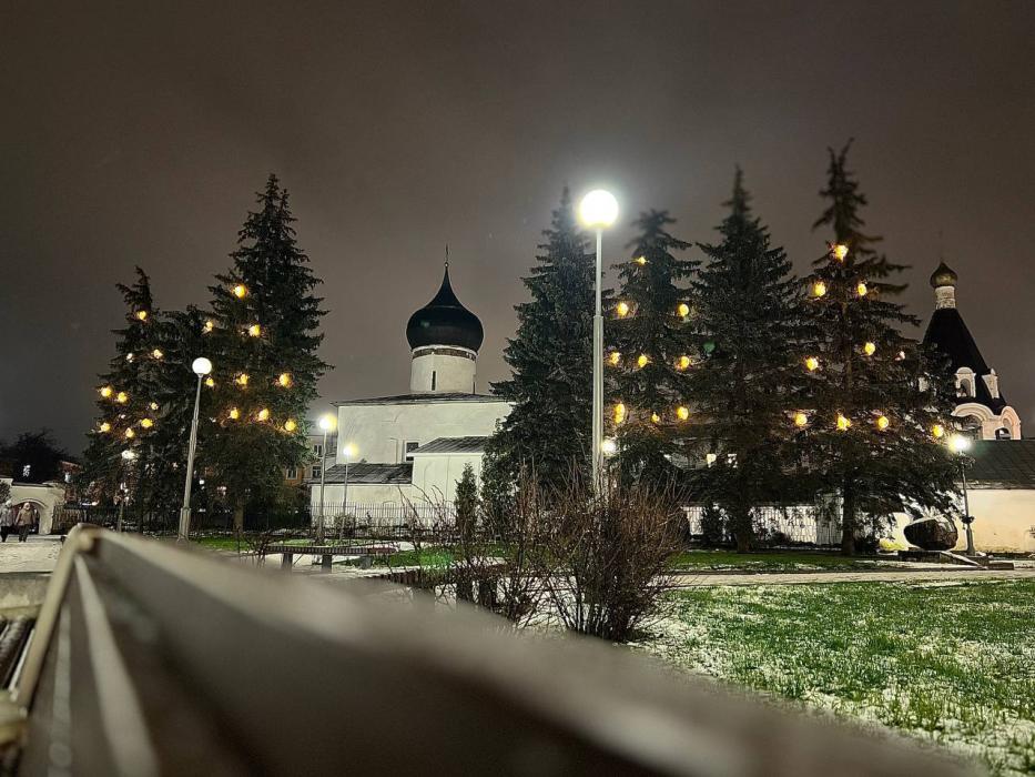 Новогодние украшения в Пскове