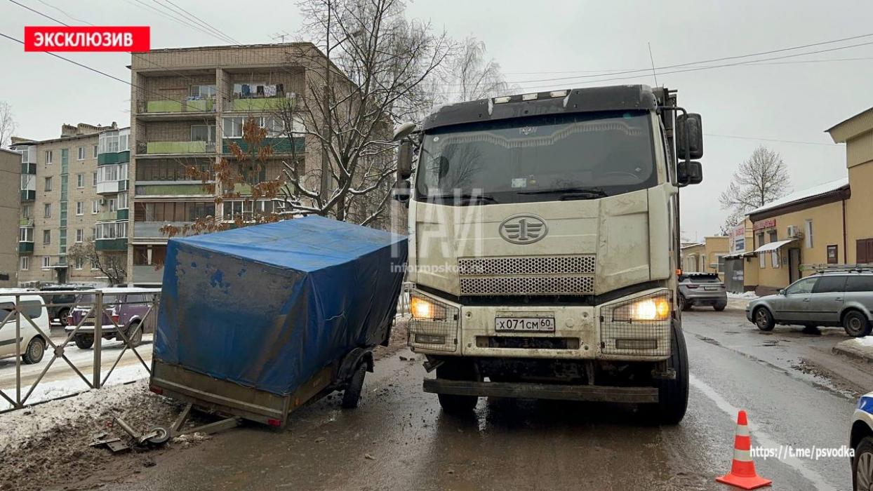 Самосвал и автомобиль с прицепом столкнулись в Великих Луках