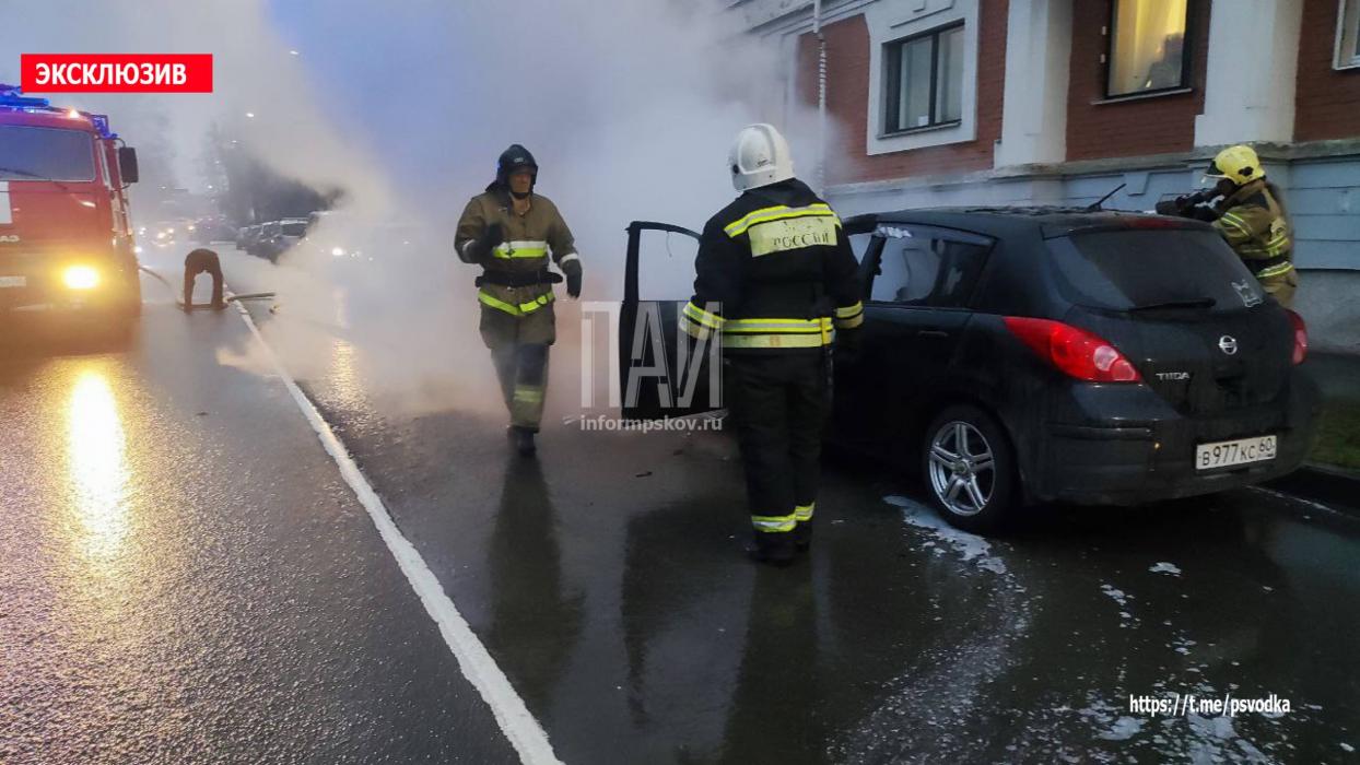 Автомобиль загорелся на улице Конной в Пскове
