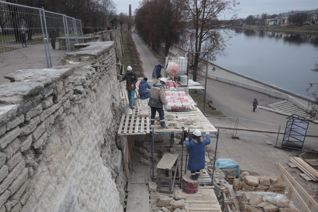 Фотофакт. Работы на стене Окольного города у Ольгинского моста продолжаются
