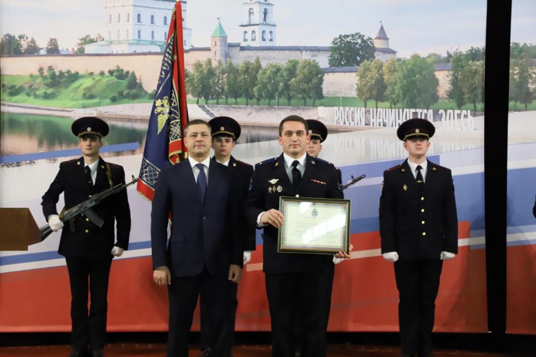 Псковских полицейских поздравили с профессиональным праздником