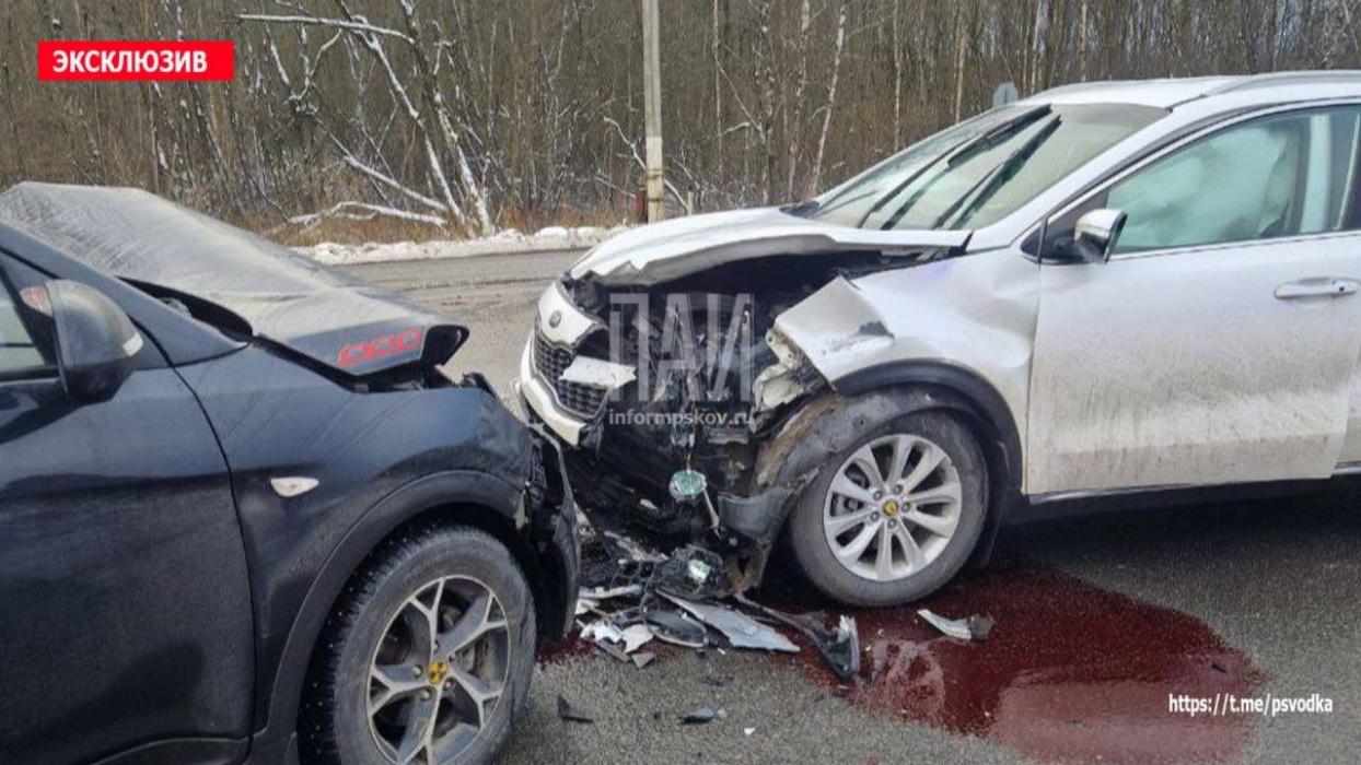 Лобовое столкновение автомобилей в Пскове 