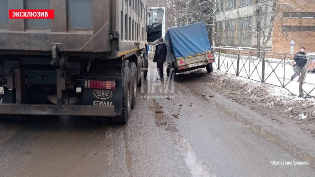 Самосвал и автомобиль с прицепом столкнулись в Великих Луках