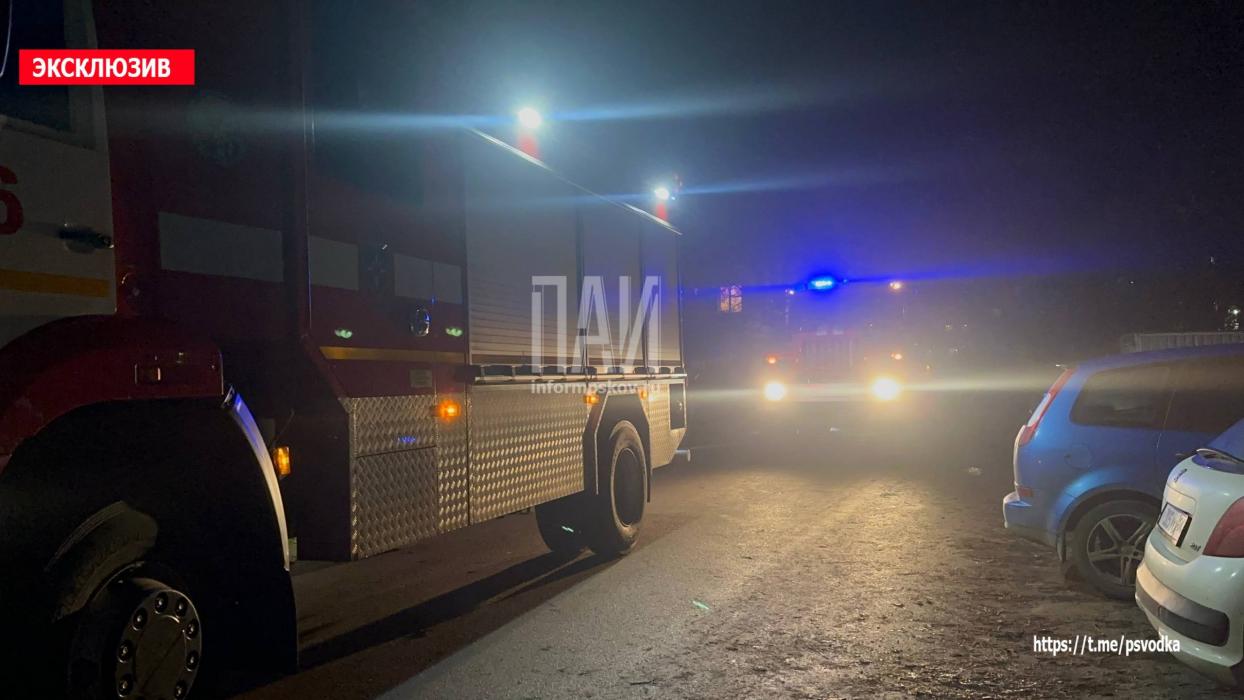 Женщина погибла при пожаре в многоквартирном доме в Великих Луках