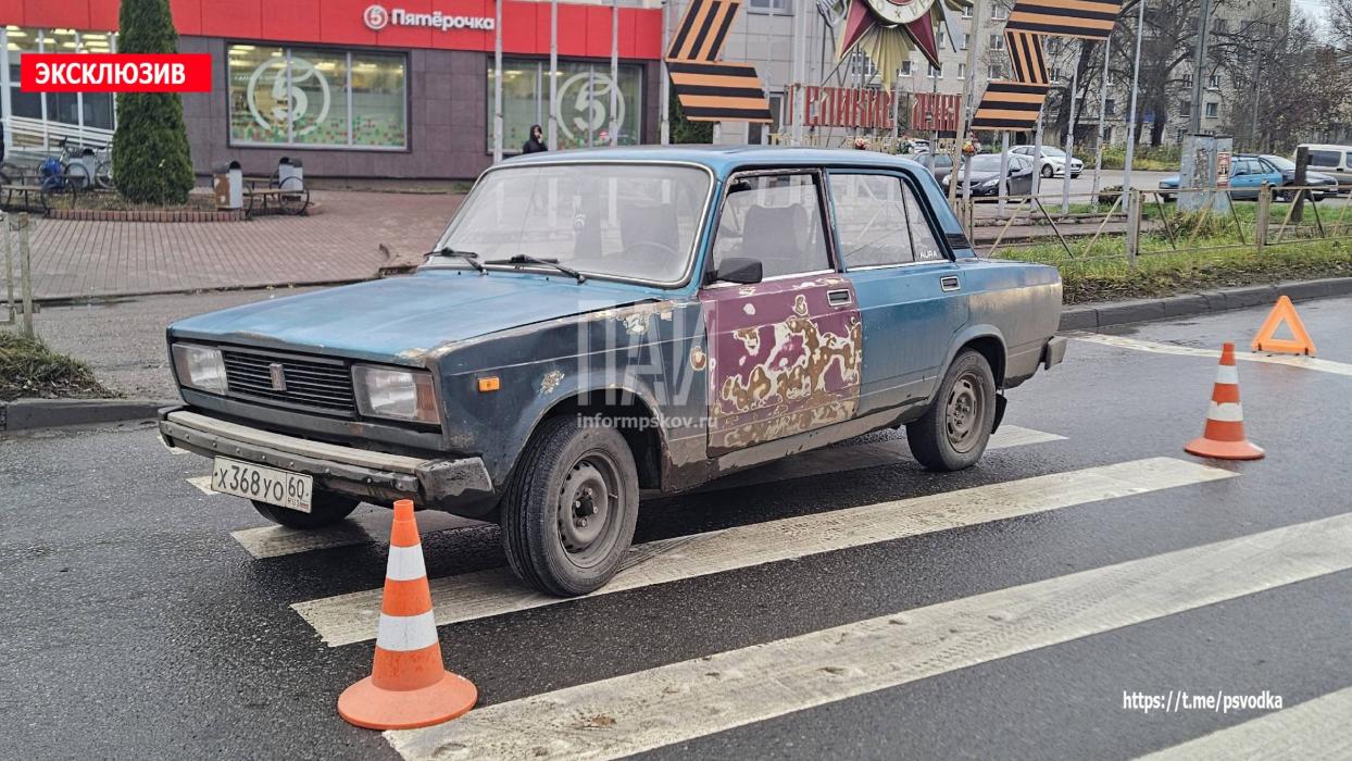 В Великих Луках автомобиль сбил пенсионерку, переходившую дорогу на красный свет