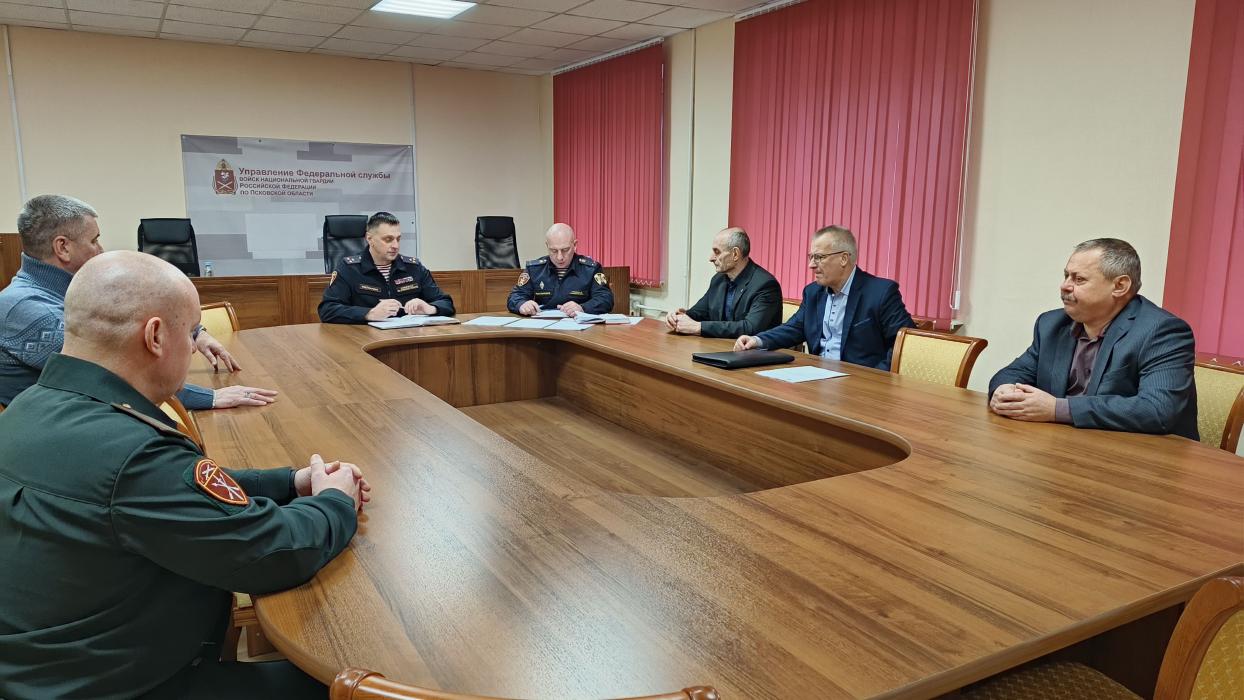 Ветеранов ведомства поздравили в псковском управлении Росгвардии