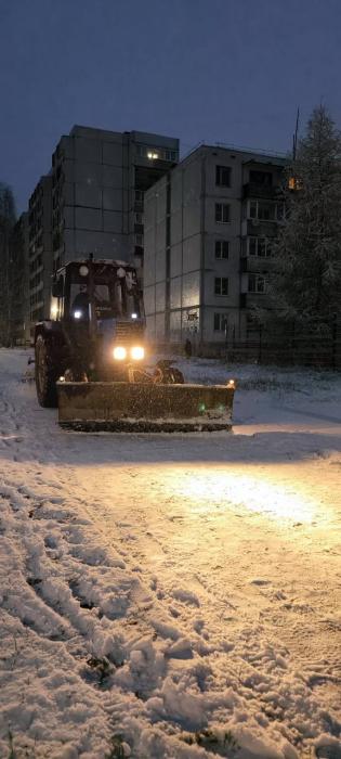 Бригады с раннего утра расчищают улицы Пскова от первого снега