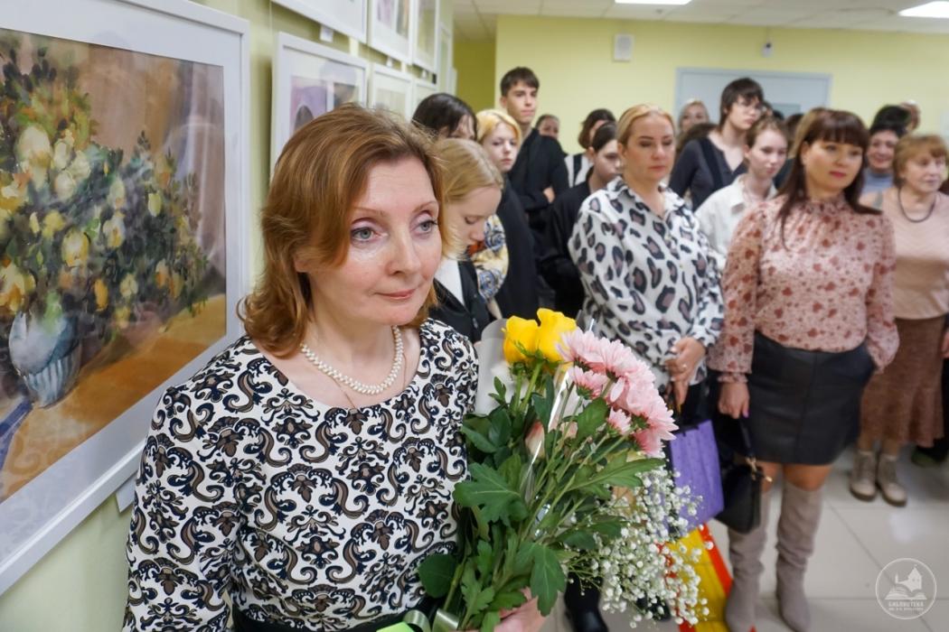 Выставка псковского художника Ольги Устиновой «Нежными цветами образ наполняю…»