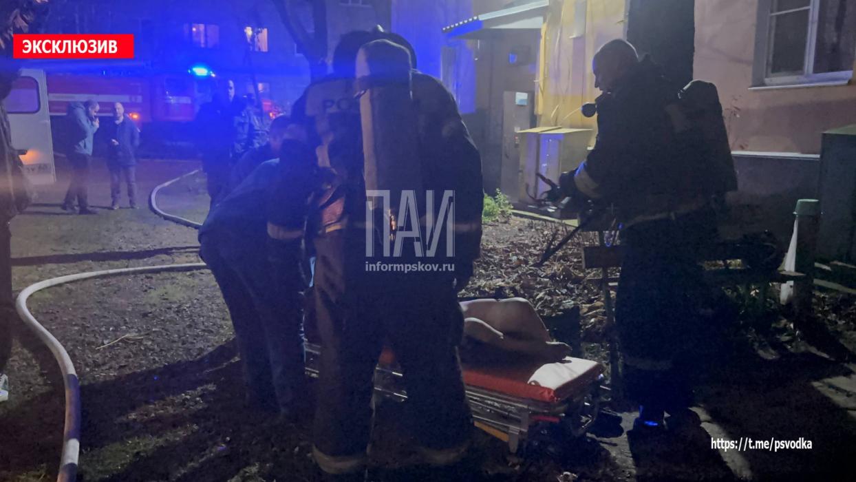 Женщина погибла при пожаре в многоквартирном доме в Великих Луках