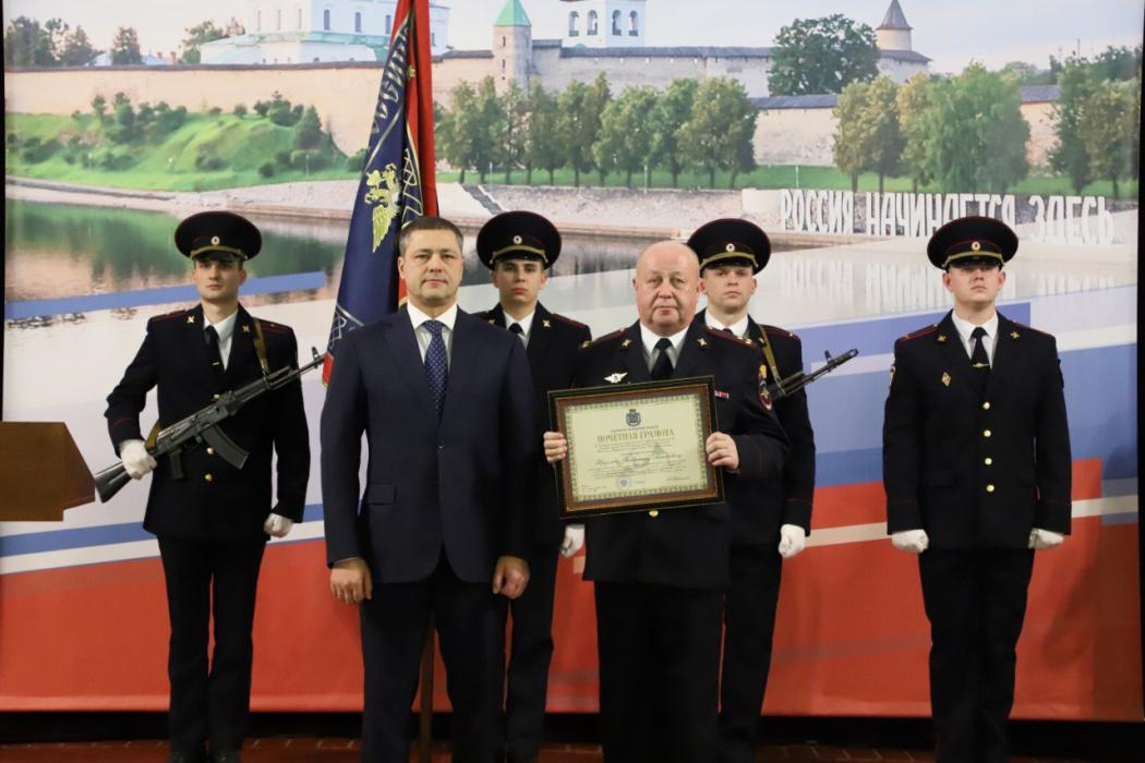 Псковских полицейских поздравили с профессиональным праздником