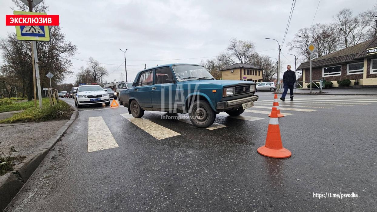 В Великих Луках автомобиль сбил пенсионерку, переходившую дорогу на красный свет