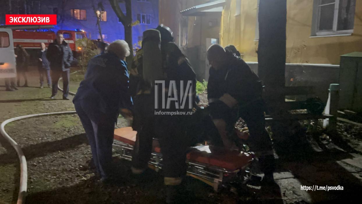 Женщина погибла при пожаре в многоквартирном доме в Великих Луках