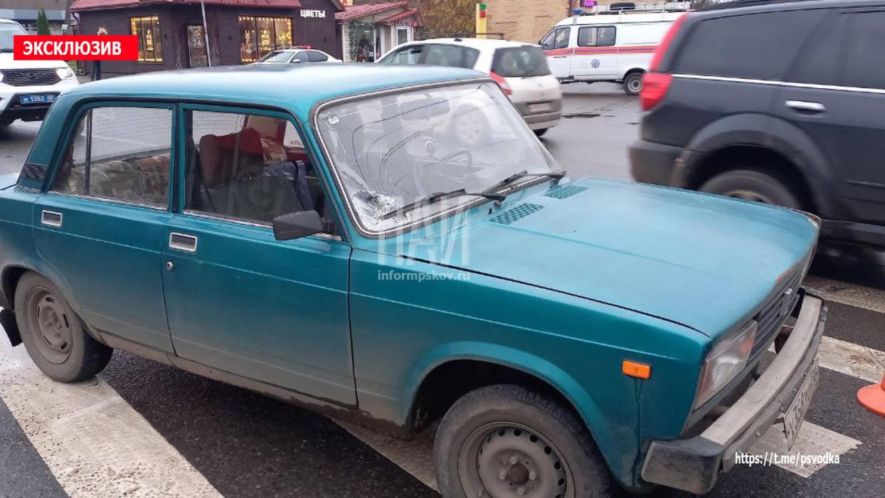 В Великих Луках автомобиль сбил пенсионерку, переходившую дорогу на красный свет