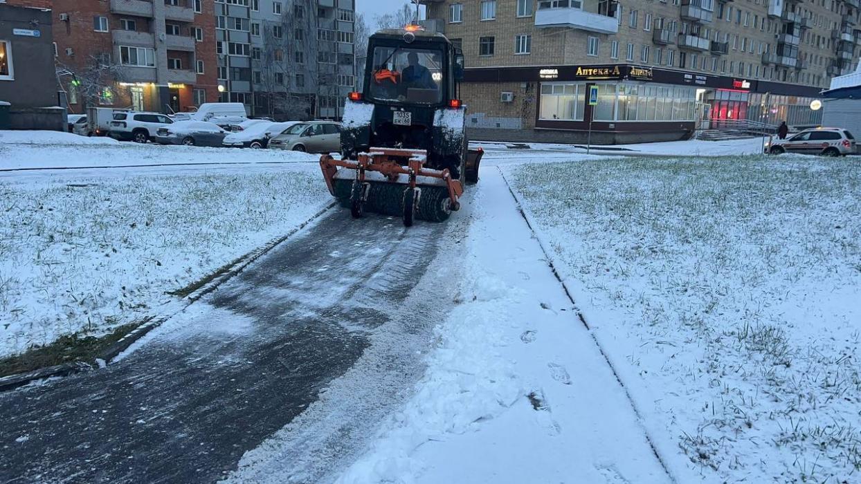 Бригады с раннего утра расчищают улицы Пскова от первого снега