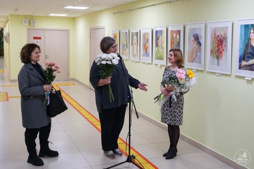 Выставка псковского художника Ольги Устиновой «Нежными цветами образ наполняю…»