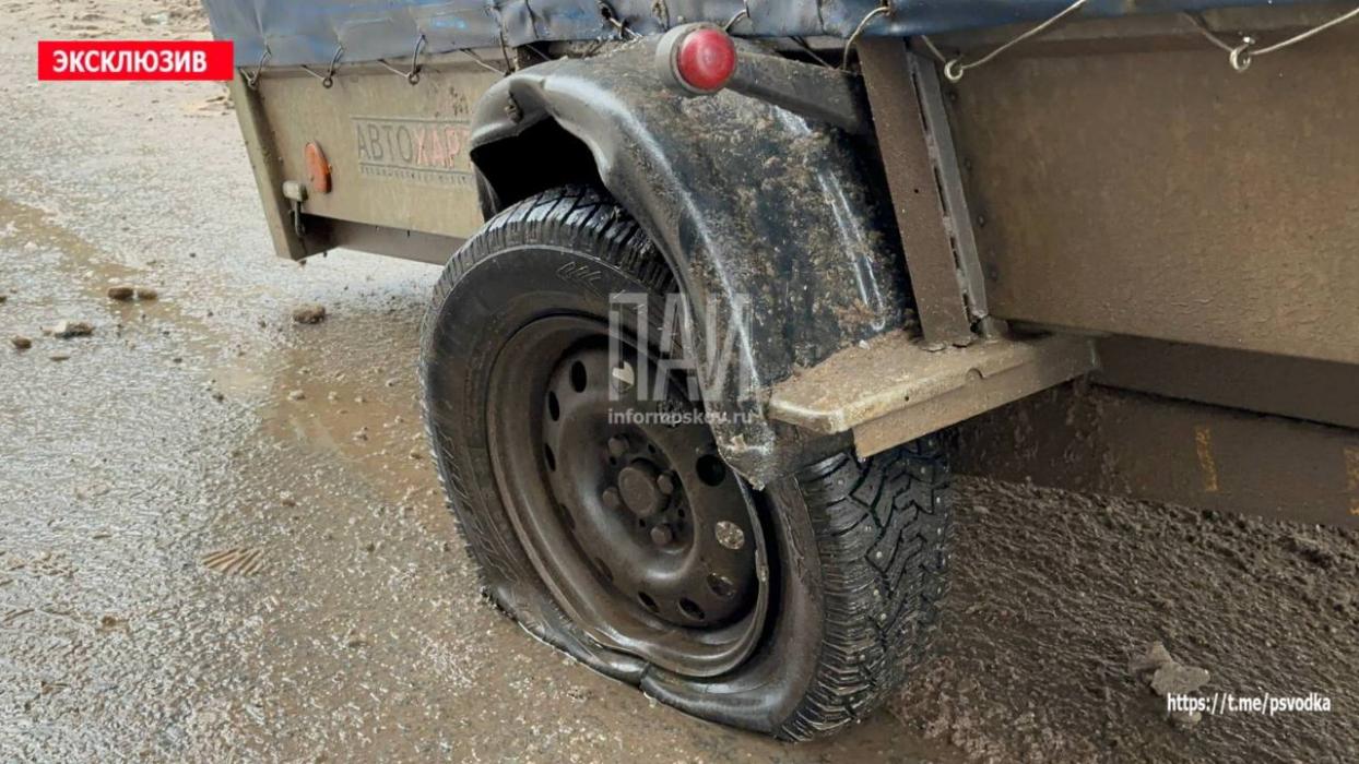 Самосвал и автомобиль с прицепом столкнулись в Великих Луках