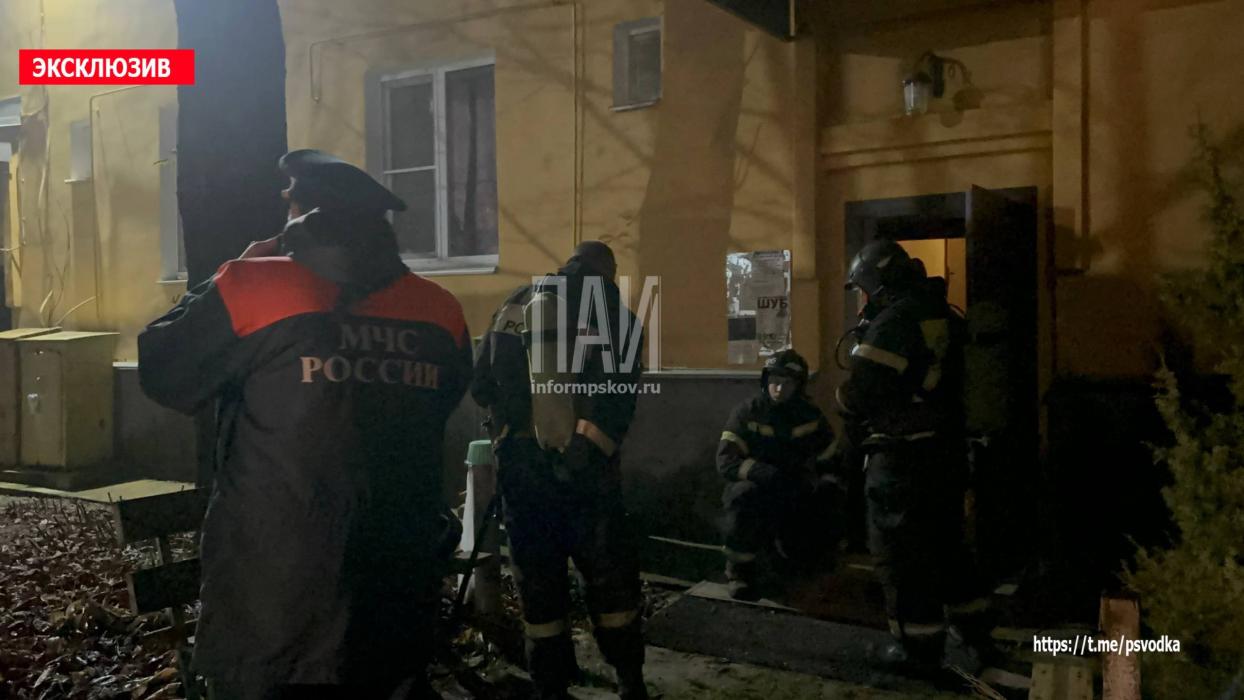 Женщина погибла при пожаре в многоквартирном доме в Великих Луках