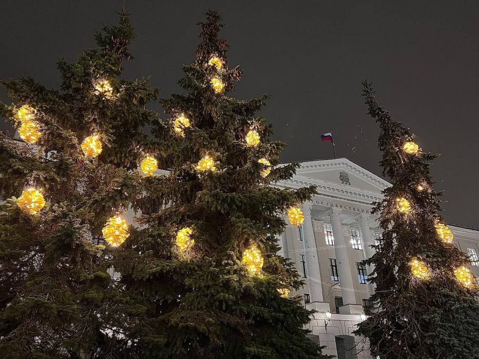 Новогодние украшения в Пскове
