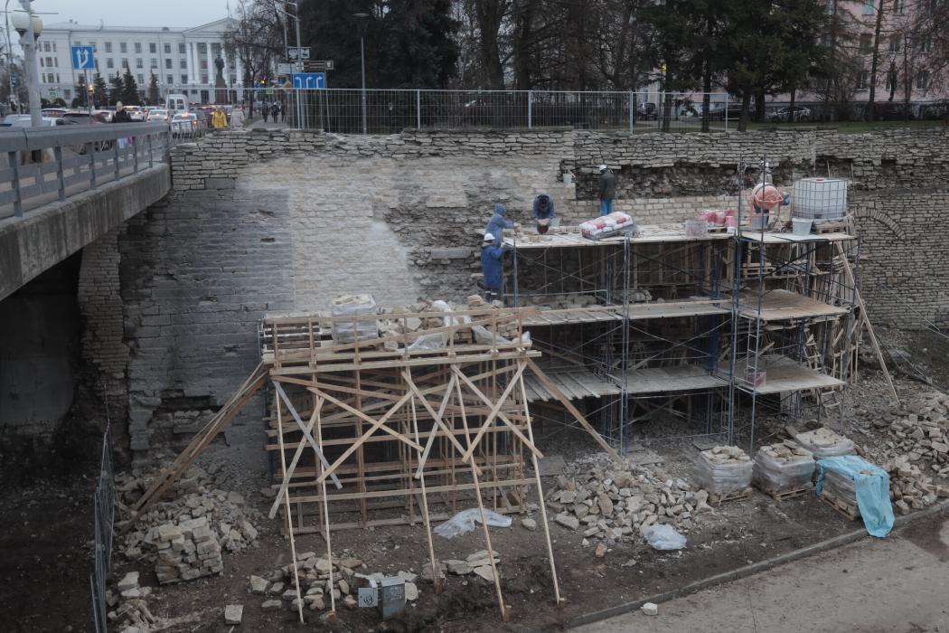 Фотофакт. Работы на стене Окольного города у Ольгинского моста продолжаются