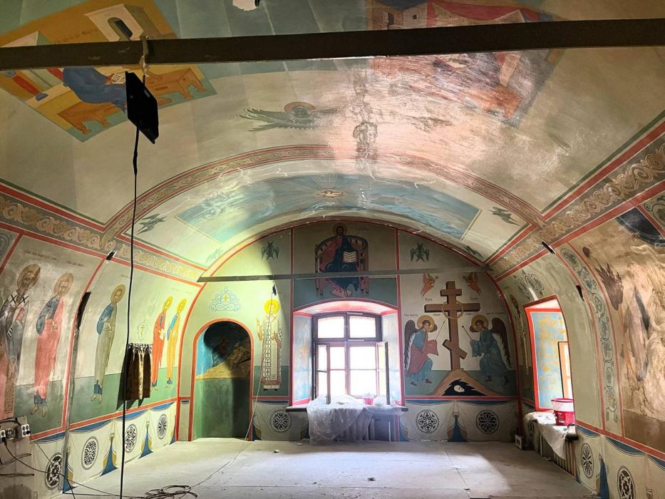 В Лазаревской церкви Псково-Печерского монастыря реставрируют настенную живопись