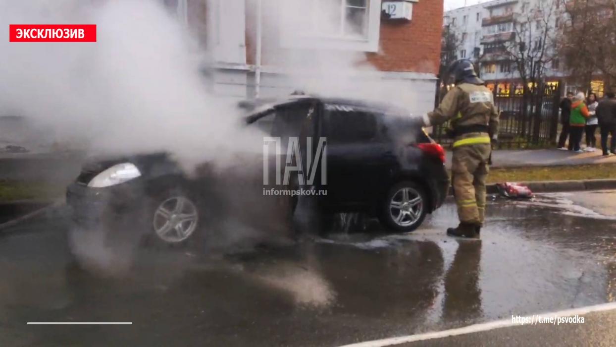 Автомобиль загорелся на улице Конной в Пскове