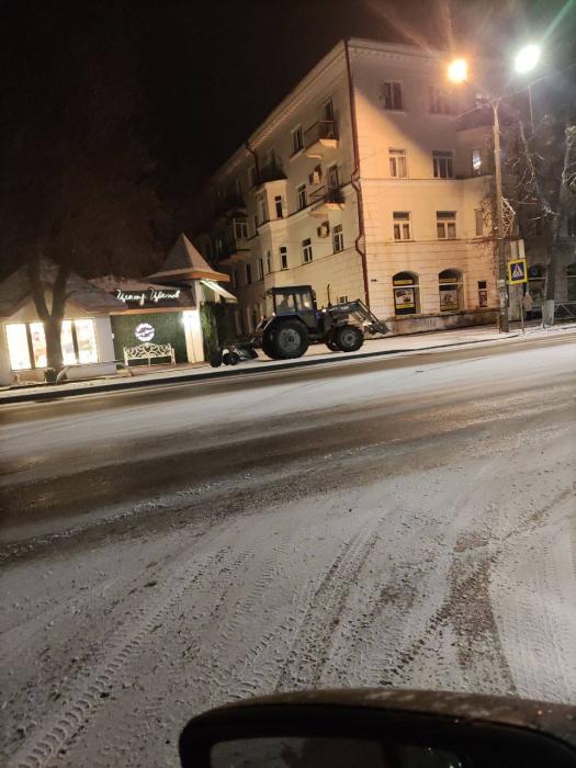 В Великих Луках дороги и тротуары обработали ото льда