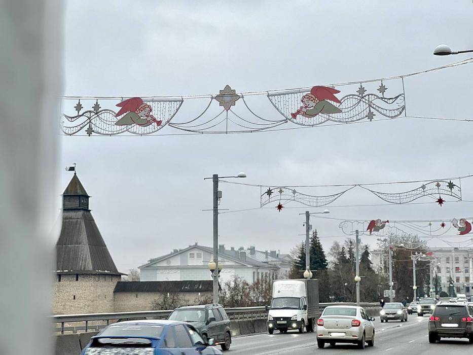 Новогодние украшения в Пскове