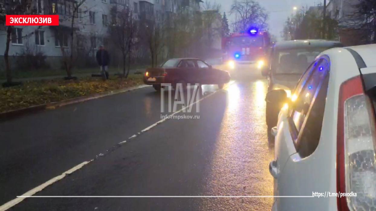 Автомобиль загорелся на улице Конной в Пскове