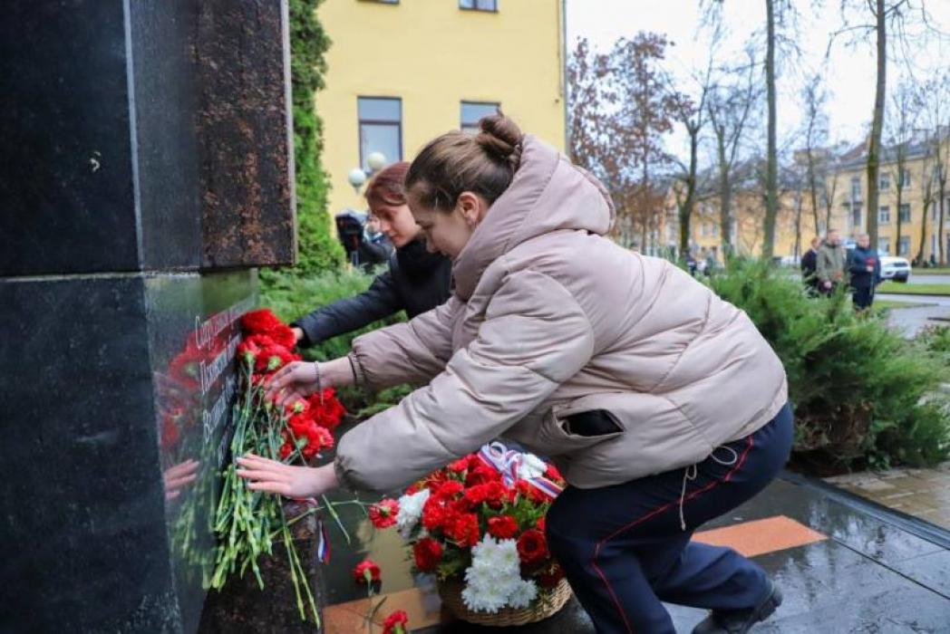 Траурный митинг и возложение цветов к памятному знаку