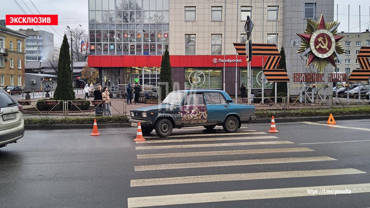 В Великих Луках автомобиль сбил пенсионерку, переходившую дорогу на красный свет